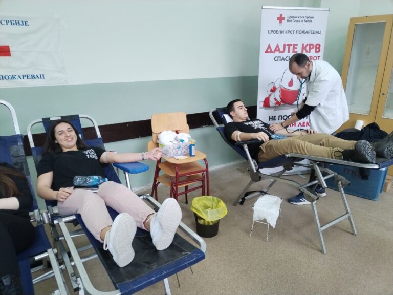Матуранти у акцији добровољног давања крви 16.03. 2023.